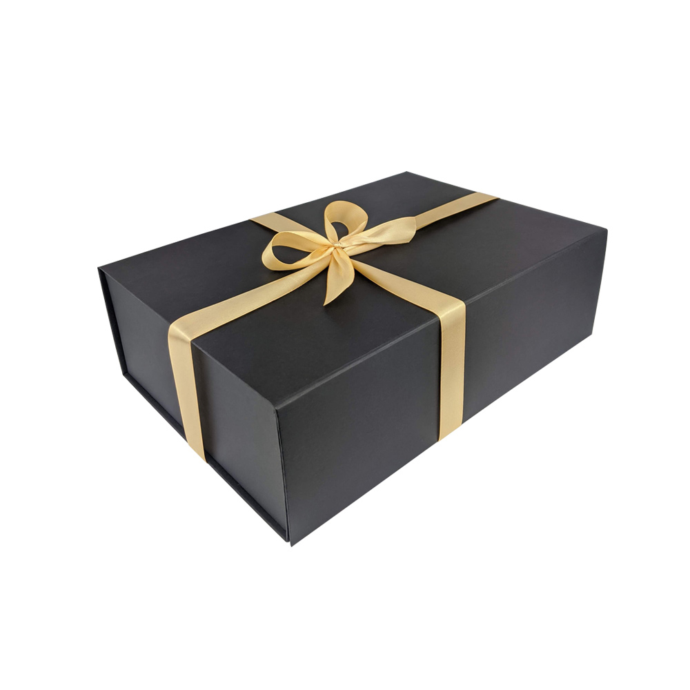 Fekete ajándékdoboz – 33 x 22 x 10 cm Fekete ajándékdoboz 33x22x10 cm masnival - premiumajandekdoboz.hu
